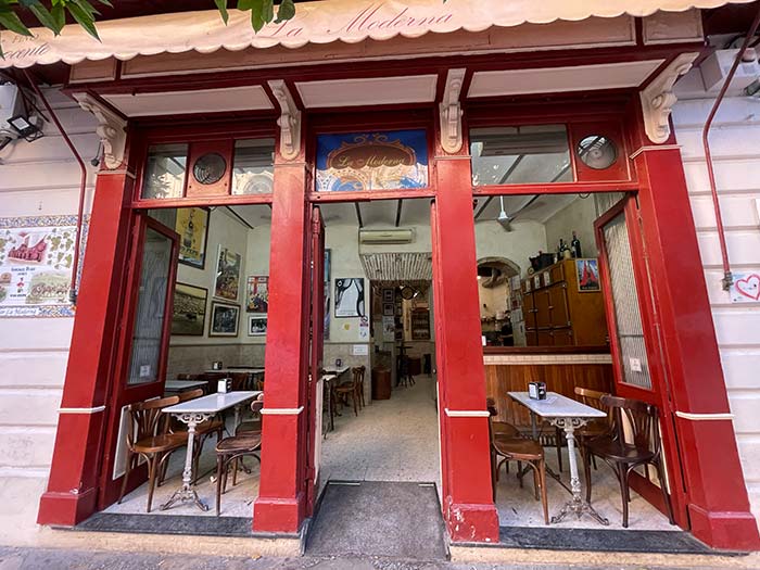 qué ver en Jerez de la Frontera, Jerez de la Frontera, qué hacer en Jerez de la Frontera, qué visitar en Jerez en un día, lugares que ver en Jerez de la Frontera, playas cercanas a Jerez, visita bodegas Jerez, guía Jerez para viajar, cómo llegar a Jerez de la Frontera, dónde comer en Jerez de la Frontera, mejores hoteles Jerez, mejores tabancos en Jerez, Tabancos de Jerez, Qué ver en Cádiz, mejores ciudades en Cádiz, Andalucía, Vero Sinmapa, Sinmapa Web de Viajes, Edificio Gallo Azul, Calle Larga de Jerez, 