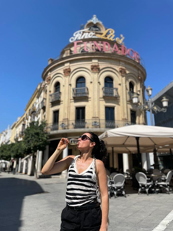qué ver en Jerez de la Frontera, Jerez de la Frontera, qué hacer en Jerez de la Frontera, qué visitar en Jerez en un día, lugares que ver en Jerez de la Frontera, playas cercanas a Jerez, visita bodegas Jerez, guía Jerez para viajar, cómo llegar a Jerez de la Frontera, dónde comer en Jerez de la Frontera, mejores hoteles Jerez, mejores tabancos en Jerez, Tabancos de Jerez, Qué ver en Cádiz, mejores ciudades en Cádiz, Andalucía, Vero Sinmapa, Sinmapa Web de Viajes, Edificio Gallo Azul, Calle Larga de Jerez, 