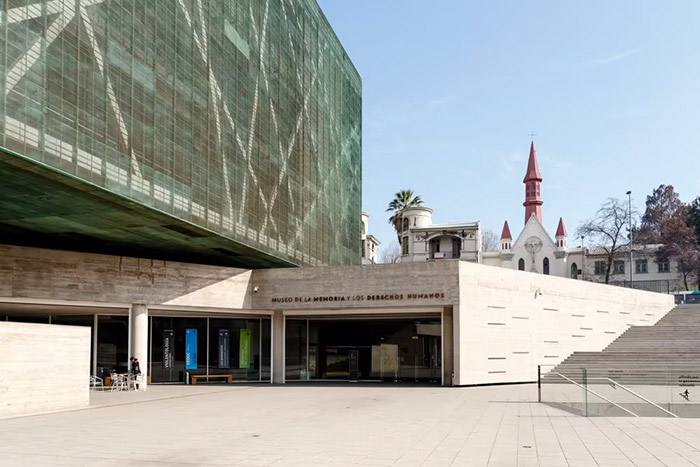 Museo de la Memoria y los Derechos Humanos en Santiago de Chile, qué ver en Santiago de Chile en un día; qué ver en Santiago de Chile con niños; qué ver en Santiago de Chile en dos días; mejores miradores de Santiago de Chile; barrios con arte en Santiago de Chile, Qué hacer en Santiago de Chile, visitar Santiago de Chile, Qué ver en Santiago Chile; qué ver en Santiago de Chile gratis, planes gratuitos en Santiago, actividades gratis en Santiago de Chile, guía Santiago de Chile gratis, paseos gratis en Santiago, qué visitar en Santiago sin gastar dinero, rutas gratis en Santiago, Qué ver en Chile, 