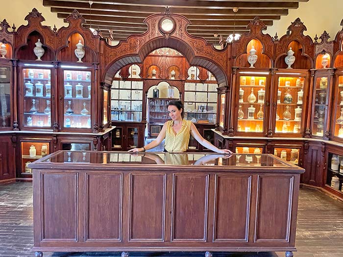 qué ver en Jerez de la Frontera, Jerez de la Frontera, qué hacer en Jerez de la Frontera, qué visitar en Jerez en un día, lugares que ver en Jerez de la Frontera, playas cercanas a Jerez, visita bodegas Jerez, guía Jerez para viajar, cómo llegar a Jerez de la Frontera, dónde comer en Jerez de la Frontera, mejores hoteles Jerez, mejores tabancos en Jerez, Tabancos de Jerez, Qué ver en Cádiz, mejores ciudades en Cádiz, Andalucía, Vero Sinmapa, Sinmapa Web de Viajes, Alcázar de Jerez, Palacio de Villavicencio, Antigua Farmacia en el Alcázar de Jerez