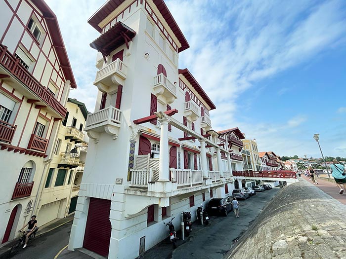 Qué ver en San Juan de Luz, Francia: guía imprescindible 9 San Juan de Luz, qué ver en San Juan de Luz, País Vasco Francés, qué ver en el país vasco francés, qué ver cerca de San Sebastián, hotel en San Juan de Luz Francia, Qué ver en el norte de Francia, centro histórico San Juan de Luz, Iglesia de San Juan Bautista San Juan de Luz, Plaza Luis XIV San Juan de Luz, Maison de l’Infante San Juan de Luz, rue Gambetta, gastronomía país vasco francés, Grand Plage y paseo marítimo,