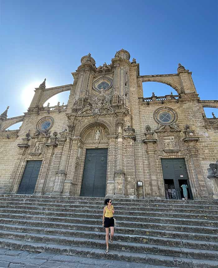 qué ver en Jerez de la Frontera, Jerez de la Frontera, qué hacer en Jerez de la Frontera, qué visitar en Jerez en un día, lugares que ver en Jerez de la Frontera, playas cercanas a Jerez, visita bodegas Jerez, guía Jerez para viajar, cómo llegar a Jerez de la Frontera, dónde comer en Jerez de la Frontera, mejores hoteles Jerez, mejores tabancos en Jerez, Tabancos de Jerez, Qué ver en Cádiz, mejores ciudades en Cádiz, Andalucía, Vero Sinmapa, Sinmapa Web de Viajes, Catedral de Jerez
