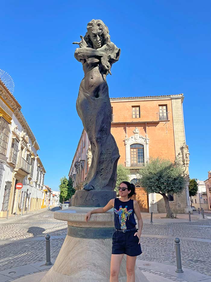 qué ver en Jerez de la Frontera, Jerez de la Frontera, qué hacer en Jerez de la Frontera, qué visitar en Jerez en un día, lugares que ver en Jerez de la Frontera, playas cercanas a Jerez, visita bodegas Jerez, guía Jerez para viajar, cómo llegar a Jerez de la Frontera, dónde comer en Jerez de la Frontera, mejores hoteles Jerez, mejores tabancos en Jerez, Tabancos de Jerez, Qué ver en Cádiz, mejores ciudades en Cádiz, Andalucía, Vero Sinmapa, Sinmapa Web de Viajes, barrio de San Miguel, Iglesia de San Miguel, monumento a Lola Flores, barrio flamenco en Jerez,