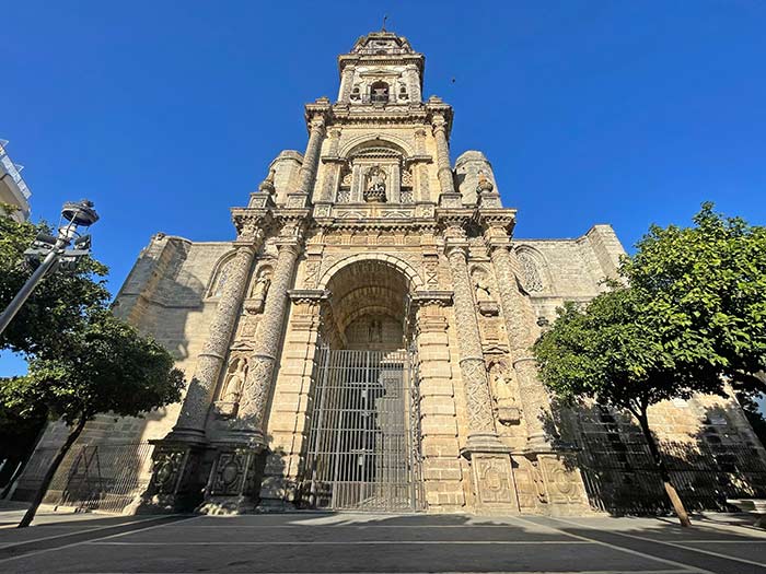 qué ver en Jerez de la Frontera, Jerez de la Frontera, qué hacer en Jerez de la Frontera, qué visitar en Jerez en un día, lugares que ver en Jerez de la Frontera, playas cercanas a Jerez, visita bodegas Jerez, guía Jerez para viajar, cómo llegar a Jerez de la Frontera, dónde comer en Jerez de la Frontera, mejores hoteles Jerez, mejores tabancos en Jerez, Tabancos de Jerez, Qué ver en Cádiz, mejores ciudades en Cádiz, Andalucía, Vero Sinmapa, Sinmapa Web de Viajes, barrio de San Miguel, Iglesia de San Miguel, monumento a Lola Flores, barrio flamenco en Jerez,