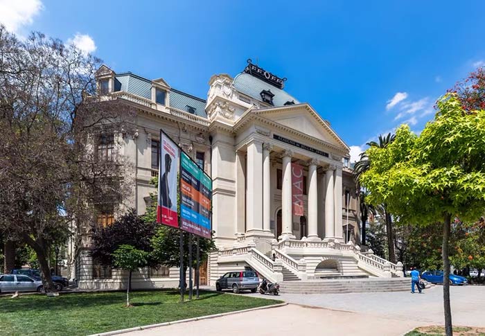 Museo de Bellas Artes de Santiago de Chile, qué ver en Santiago de Chile en un día; qué ver en Santiago de Chile con niños; qué ver en Santiago de Chile en dos días; mejores miradores de Santiago de Chile; barrios con arte en Santiago de Chile, Qué hacer en Santiago de Chile, visitar Santiago de Chile, Qué ver en Santiago Chile; qué ver en Santiago de Chile gratis, planes gratuitos en Santiago, actividades gratis en Santiago de Chile, guía Santiago de Chile gratis, paseos gratis en Santiago, qué visitar en Santiago sin gastar dinero, rutas gratis en Santiago, Qué ver en Chile,