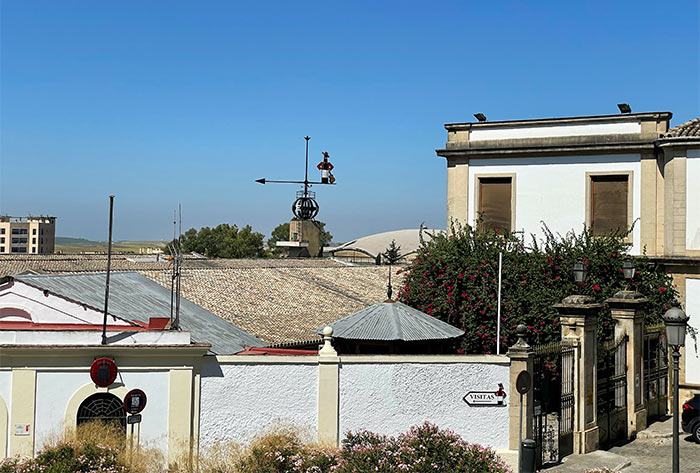 qué ver en Jerez de la Frontera, Jerez de la Frontera, qué hacer en Jerez de la Frontera, qué visitar en Jerez en un día, lugares que ver en Jerez de la Frontera, playas cercanas a Jerez, visita bodegas Jerez, guía Jerez para viajar, cómo llegar a Jerez de la Frontera, dónde comer en Jerez de la Frontera, mejores hoteles Jerez, mejores tabancos en Jerez, Tabancos de Jerez, Qué ver en Cádiz, mejores ciudades en Cádiz, Andalucía, Vero Sinmapa, Sinmapa Web de Viajes, Bodegas en Jerez, visitar bodegas en Cádiz, Tío Pepe, bodegas González Byass, veleta del tío Pepe