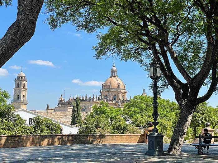 qué ver en Jerez de la Frontera, Jerez de la Frontera, qué hacer en Jerez de la Frontera, qué ver y hacer en Jerez, qué visitar en Jerez en un día, lugares que ver en Jerez de la Frontera, qué ver en Jerez + playas cercanas, visita bodegas Jerez. turismo Jerez de la Frontera, guía Jerez para viajar, cómo llegar a Jerez de la Frontera, dónde comer en Jerez de la Frontera, mejores hoteles Jerez, mejores tabancos en Jerez, Tabancos de Jerez, Qué ver en Cádiz, mejores ciudades en Cádiz, Andalucía, Vero Sinmapa, Sinmapa Web de Viajes, escapada de otoño