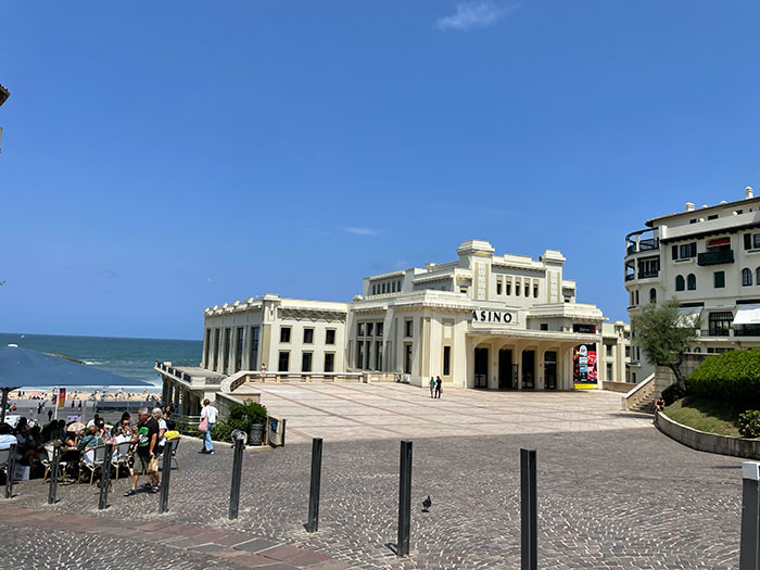 Qué ver en Biarritz: 10 imprescindibles y playas 10 qué ver en Biarritz, qué ver en Biarritz en un día, Biarritz en un fin de semana, escapada desde San Sebastián a Biarritz, qué hacer en Biarritz desde Donostia, imprescindibles en Biarritz, vale la pena visitar Biarritz desde San Sebastián, qué playas de Biarritz son mejores para surf, mejores playas de Biarritz, casino de Biarritz, País Vasco Francés, Biarritz Francia, Norte de Francia, roca de la virgen, Casino de Biarritz