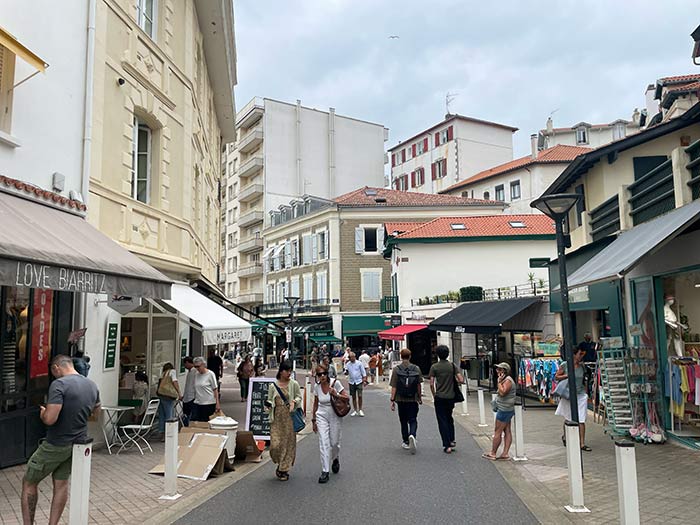 Qué ver en Biarritz: 10 imprescindibles y playas 8 qué ver en Biarritz, qué ver en Biarritz en un día, Biarritz en un fin de semana, escapada desde San Sebastián a Biarritz, qué hacer en Biarritz desde Donostia, imprescindibles en Biarritz, vale la pena visitar Biarritz desde San Sebastián, qué playas de Biarritz son mejores para surf, mejores playas de Biarritz, casino de Biarritz, País Vasco Francés, Biarritz Francia, Norte de Francia, roca de la virgen, Faro de Biarritz, Mercado Les Halles, centro histórico Biarritz, calles peatonales Biarritz