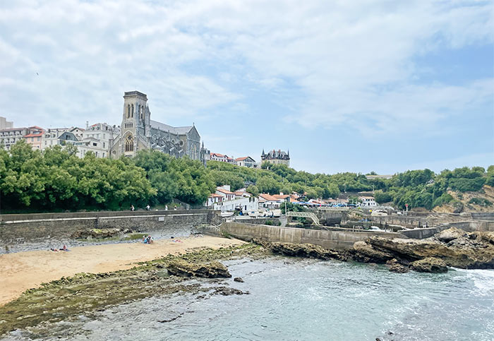 Qué ver en Biarritz: 10 imprescindibles y playas 11 qué ver en Biarritz, qué ver en Biarritz en un día, Biarritz en un fin de semana, escapada desde San Sebastián a Biarritz, qué hacer en Biarritz desde Donostia, imprescindibles en Biarritz, vale la pena visitar Biarritz desde San Sebastián, qué playas de Biarritz son mejores para surf, mejores playas de Biarritz, casino de Biarritz, País Vasco Francés, Biarritz Francia, Norte de Francia, roca de la virgen, Faro de Biarritz, iglesia Sainte-Eugénie Biarritz