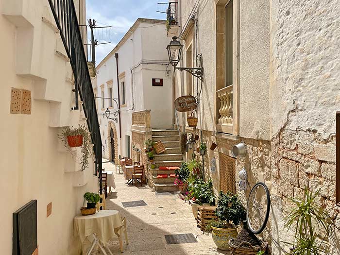 Calles del centro histórico de Ceglie Messapica, Valle de Itria, Puglia, Italia