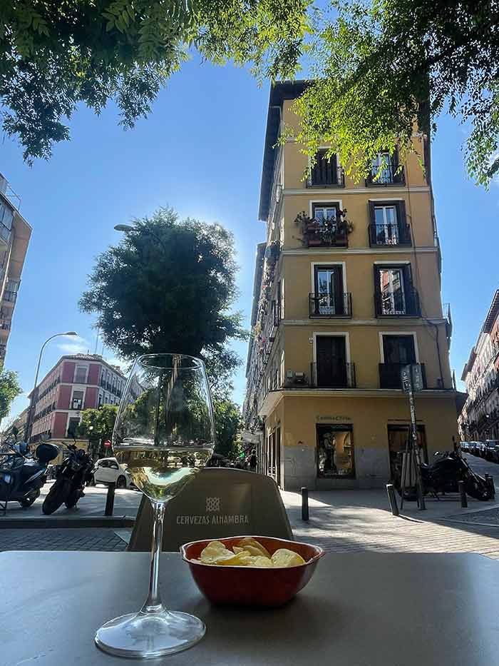 Qué ver en Madrid, guía esencial por barrios 7 Qué ver en Madrid, Barrios de Madrid, Qué visitar en Madrid, Lugares que ver en Madrid, Sitios que visitar Madrid, Qué ver en Madrid 1 día, Qué ver en Madrid 2 días, Qué ver en Madrid Gratis, Qué ver en Madrid con niños, Mejores mercados gastronómicos en Madrid, qué hacer de noche en Madrid, Cómo moverse por Madrid: transporte público guía, mejores excursiones cerca de Madrid, Dónde alojarse en Madrid centro, Mejores barrios para salir de tapas en Madrid, itinerario Madrid 1 día imprescindible