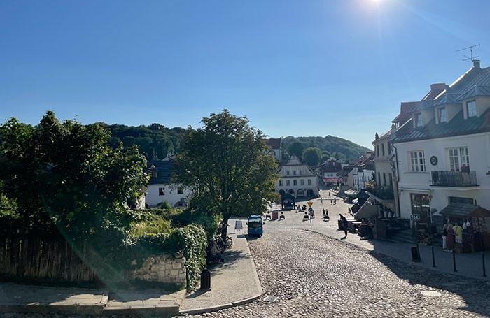 Qué ver en Kazimierz Dolny, el pueblo renacentista junto al Vístula 4 Qué ver en Polonia, qué ver cerca de Lublin, Kazimierz Dolny, Kazimierz Dolny Polonia, qué ver en Kazimierz Dolny en 1 día, qué ver en Kazimierz Dolny desde Lublin, excursión desde Lublin, cosas que ver en Kazimierz Dolny, Korzeniowy Dół Kazimierz Dolny cómo llegar, castillo Kazimierz Dolny horario y precio, mercado Rynek Kazimierz Dolny, Kazimierz Dolny mejor época, excursión Kazimierz Dolny desde Varsovia en español, Kazimierz Dolny pueblo artístico galerías, dónde dormir Kazimierz Dolny,