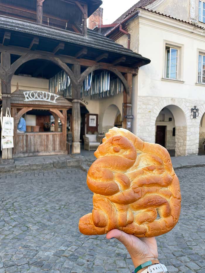 Qué ver en Kazimierz Dolny, el pueblo renacentista junto al Vístula 16 Qué ver en Polonia, qué ver cerca de Lublin, Kazimierz Dolny, Kazimierz Dolny Polonia, qué ver en Kazimierz Dolny en 1 día, qué ver en Kazimierz Dolny desde Lublin, excursión desde Lublin, cosas que ver en Kazimierz Dolny, Korzeniowy Dół Kazimierz Dolny cómo llegar, castillo Kazimierz Dolny horario y precio, mercado Rynek Kazimierz Dolny, Kazimierz Dolny mejor época, excursión Kazimierz Dolny desde Varsovia en español, Kazimierz Dolny pueblo artístico galerías, dónde dormir Kazimierz Dolny, Kogut Kazimierz Dolny, bollo en forma de gallo Kazimierz Dolny