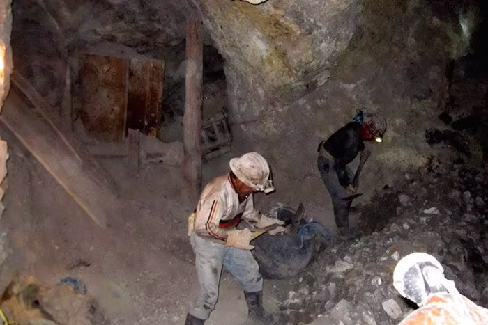 Qué ver en Potosí, Potosí Bolivia, qué ver en Potosí en 1 día, qué ver en Potosí en 2 días, qué ver en Potosí en 3 días, mejores tours minas Cerro Rico Potosí, Casa de la Moneda Potosí, Ojo del Inca Tarapaya cómo llegar, Ojo del Inca precio, visita minas Potosí, qué llevar a las minas Potosí, mejores miradores Potosí Pary Orcko Mirador, Potosí desde Sucre en bus, qué ver en Potosí con niños, qué ver en Potosí mujeres viajeras, excursiones desde Potosí, Parque Nacional Torotoro y Uyuni, museos de Potosí, Museo Diego Huallpa, Museo de Plata Potosí, Cerro Rico, Sumaj Orcko, Casa Nacional de la Moneda, Plaza 10 de Noviembre Potosí, minas activas Potosí, cooperativas mineras Potosí, mercado de mineros Potosí, Salteñas, termas de Tarapaya, laguna termal Ojo del Inca, Parque Torotoro, Huayra, patrimonio colonial Potosí, barroco mestizo Potosí