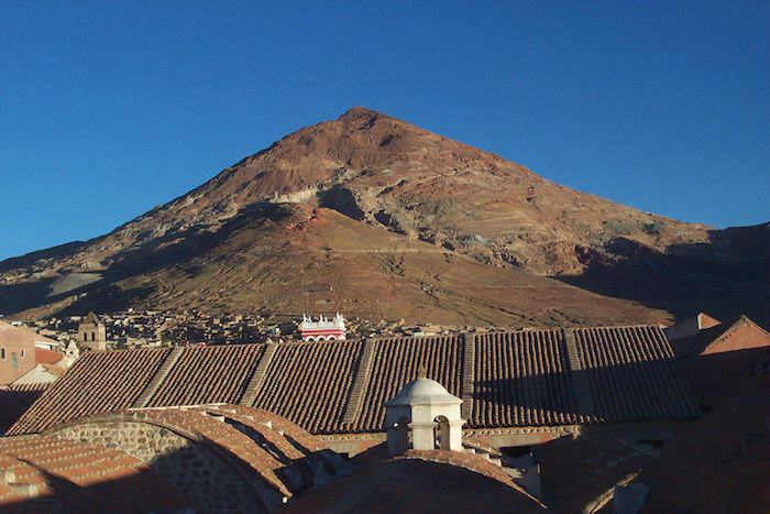 Qué ver en Potosí, Potosí Bolivia, qué ver en Potosí en 1 día, qué ver en Potosí en 2 días, qué ver en Potosí en 3 días, mejores tours minas Cerro Rico Potosí, Casa de la Moneda Potosí, Ojo del Inca Tarapaya cómo llegar, Ojo del Inca precio, visita minas Potosí, qué llevar a las minas Potosí, mejores miradores Potosí Pary Orcko Mirador, Potosí desde Sucre en bus, qué ver en Potosí con niños, qué ver en Potosí mujeres viajeras, excursiones desde Potosí, Parque Nacional Torotoro y Uyuni, museos de Potosí, Museo Diego Huallpa, Museo de Plata Potosí, Cerro Rico, Sumaj Orcko, Casa Nacional de la Moneda, Plaza 10 de Noviembre Potosí, minas activas Potosí, cooperativas mineras Potosí, mercado de mineros Potosí, Salteñas, termas de Tarapaya, laguna termal Ojo del Inca, Parque Torotoro, Huayra, patrimonio colonial Potosí, barroco mestizo Potosí