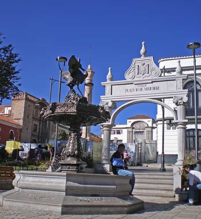 Qué ver en Potosí, Potosí Bolivia, qué ver en Potosí en 1 día, qué ver en Potosí en 2 días, qué ver en Potosí en 3 días, mejores tours minas Cerro Rico Potosí, Casa de la Moneda Potosí, Ojo del Inca Tarapaya cómo llegar, Ojo del Inca precio, visita minas Potosí, qué llevar a las minas Potosí, mejores miradores Potosí Pary Orcko Mirador, Potosí desde Sucre en bus, qué ver en Potosí con niños, qué ver en Potosí mujeres viajeras, excursiones desde Potosí, Parque Nacional Torotoro y Uyuni, museos de Potosí, Museo Diego Huallpa, Museo de Plata Potosí, Cerro Rico, Sumaj Orcko, Casa Nacional de la Moneda, Plaza 10 de Noviembre Potosí, minas activas Potosí, cooperativas mineras Potosí, mercado de mineros Potosí, Salteñas, termas de Tarapaya, laguna termal Ojo del Inca, Parque Torotoro, Huayra, patrimonio colonial Potosí, barroco mestizo Potosí