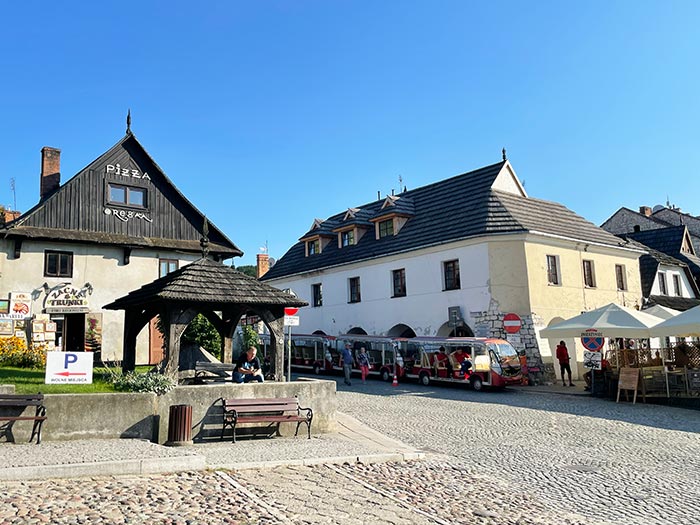 Qué ver en Kazimierz Dolny, el pueblo renacentista junto al Vístula 12 Qué ver en Polonia, qué ver cerca de Lublin, Kazimierz Dolny, Kazimierz Dolny Polonia, qué ver en Kazimierz Dolny en 1 día, qué ver en Kazimierz Dolny desde Lublin, excursión desde Lublin, cosas que ver en Kazimierz Dolny, Korzeniowy Dół Kazimierz Dolny cómo llegar, castillo Kazimierz Dolny horario y precio, mercado Rynek Kazimierz Dolny, Kazimierz Dolny mejor época, excursión Kazimierz Dolny desde Varsovia en español, Kazimierz Dolny pueblo artístico galerías, dónde dormir Kazimierz Dolny, iglesia San Juan Bautista y San Bartolomé Kazimierz Dolny, Panorámicas desde el mirador de Kazimierz Dolny, Rynek, plaza del Mercado Kazimierz Dolny