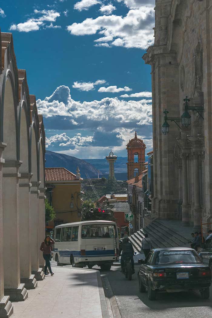 Qué ver en Potosí, Potosí Bolivia, qué ver en Potosí en 1 día, qué ver en Potosí en 2 días, qué ver en Potosí en 3 días, mejores tours minas Cerro Rico Potosí, Casa de la Moneda Potosí, Ojo del Inca Tarapaya cómo llegar, Ojo del Inca precio, visita minas Potosí, qué llevar a las minas Potosí, mejores miradores Potosí Pary Orcko Mirador, Potosí desde Sucre en bus, qué ver en Potosí con niños, qué ver en Potosí mujeres viajeras, excursiones desde Potosí, Parque Nacional Torotoro y Uyuni, museos de Potosí, Museo Diego Huallpa, Museo de Plata Potosí, Cerro Rico, Sumaj Orcko, Casa Nacional de la Moneda, Plaza 10 de Noviembre Potosí, minas activas Potosí, cooperativas mineras Potosí, mercado de mineros Potosí, Salteñas, termas de Tarapaya, laguna termal Ojo del Inca, Parque Torotoro, Huayra, patrimonio colonial Potosí, barroco mestizo Potosí