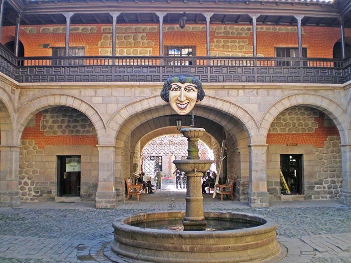 Qué ver en Potosí, Potosí Bolivia, qué ver en Potosí en 1 día, qué ver en Potosí en 2 días, qué ver en Potosí en 3 días, mejores tours minas Cerro Rico Potosí, Casa de la Moneda Potosí, Ojo del Inca Tarapaya cómo llegar, Ojo del Inca precio, visita minas Potosí, qué llevar a las minas Potosí, mejores miradores Potosí Pary Orcko Mirador, Potosí desde Sucre en bus, qué ver en Potosí con niños, qué ver en Potosí mujeres viajeras, excursiones desde Potosí, Parque Nacional Torotoro y Uyuni, museos de Potosí, Museo Diego Huallpa, Museo de Plata Potosí, Cerro Rico, Sumaj Orcko, Casa Nacional de la Moneda, Plaza 10 de Noviembre Potosí, minas activas Potosí, cooperativas mineras Potosí, mercado de mineros Potosí, Salteñas, termas de Tarapaya, laguna termal Ojo del Inca, Parque Torotoro, Huayra, patrimonio colonial Potosí, barroco mestizo Potosí