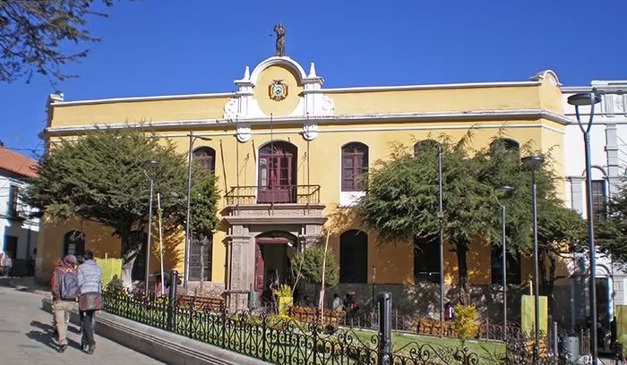 Qué ver en Potosí, Potosí Bolivia, qué ver en Potosí en 1 día, qué ver en Potosí en 2 días, qué ver en Potosí en 3 días, mejores tours minas Cerro Rico Potosí, Casa de la Moneda Potosí, Ojo del Inca Tarapaya cómo llegar, Ojo del Inca precio, visita minas Potosí, qué llevar a las minas Potosí, mejores miradores Potosí Pary Orcko Mirador, Potosí desde Sucre en bus, qué ver en Potosí con niños, qué ver en Potosí mujeres viajeras, excursiones desde Potosí, Parque Nacional Torotoro y Uyuni, museos de Potosí, Museo Diego Huallpa, Museo de Plata Potosí, Cerro Rico, Sumaj Orcko, Casa Nacional de la Moneda, Plaza 10 de Noviembre Potosí, minas activas Potosí, cooperativas mineras Potosí, mercado de mineros Potosí, Salteñas, termas de Tarapaya, laguna termal Ojo del Inca, Parque Torotoro, Huayra, patrimonio colonial Potosí, barroco mestizo Potosí