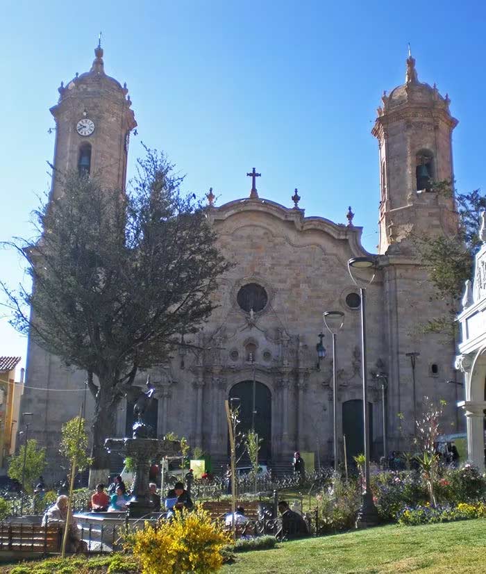 Qué ver en Potosí, Potosí Bolivia, qué ver en Potosí en 1 día, qué ver en Potosí en 2 días, qué ver en Potosí en 3 días, mejores tours minas Cerro Rico Potosí, Casa de la Moneda Potosí, Ojo del Inca Tarapaya cómo llegar, Ojo del Inca precio, visita minas Potosí, qué llevar a las minas Potosí, mejores miradores Potosí Pary Orcko Mirador, Potosí desde Sucre en bus, qué ver en Potosí con niños, qué ver en Potosí mujeres viajeras, excursiones desde Potosí, Parque Nacional Torotoro y Uyuni, museos de Potosí, Museo Diego Huallpa, Museo de Plata Potosí, Cerro Rico, Sumaj Orcko, Casa Nacional de la Moneda, Plaza 10 de Noviembre Potosí, minas activas Potosí, cooperativas mineras Potosí, mercado de mineros Potosí, Salteñas, termas de Tarapaya, laguna termal Ojo del Inca, Parque Torotoro, Huayra, patrimonio colonial Potosí, barroco mestizo Potosí