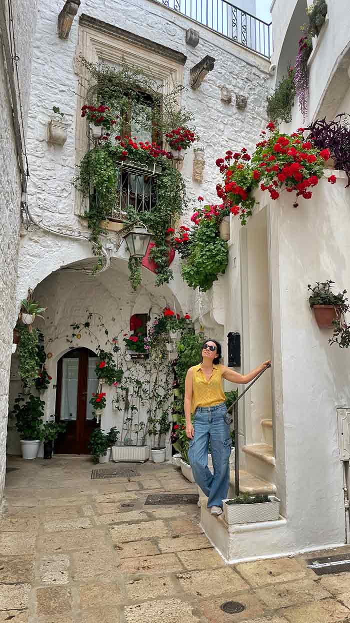 Calles blancas del centro histórico de Cisternino, Puglia, Valle de Itria, Italia