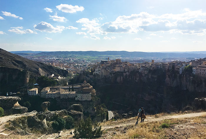 Escapadas en tren desde Madrid: 5 destinos perfectos 5 escapadas en tren desde Madrid, escapadas en tren desde Madrid fin de semana, escapadas fin de semana en tren desde Madrid, mejores escapadas en tren desde Madrid, escapadas de 2 días desde Madrid en tren, escapadas en tren desde Madrid a Cuenca, en tren desde Madrid a Córdoba, en tren desde Madrid a Valencia, en tren desde Madrid a Sevilla, en tren desde Madrid a Alicante, rutas fin de semana en tren desde Madrid, viajar en tren desde Madrid fin de semana sin coche, escapadas sostenibles en tren desde Madrid, fin de semana romántico en tren desde Madrid, qué ver en Cuenca, qué ver en Córdoba, qué ver en Valencia, qué ver en Sevilla, qué ver en Alicante en fin de semana