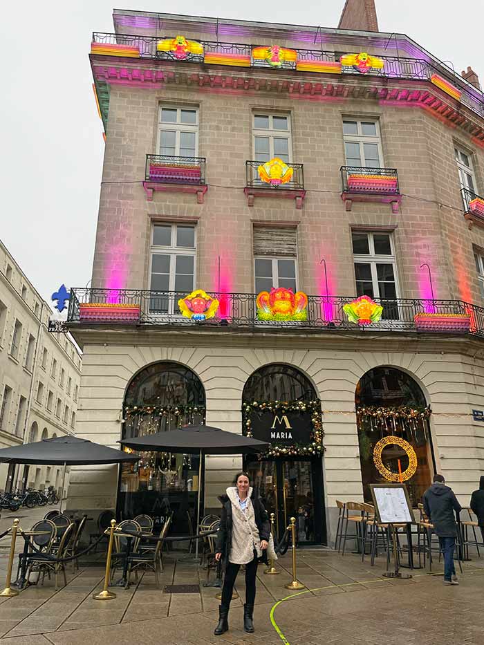 Línea verde en Nantes, en la Plaza de la Ópera, con la decoracón de la Navidad en Nantes, Francia