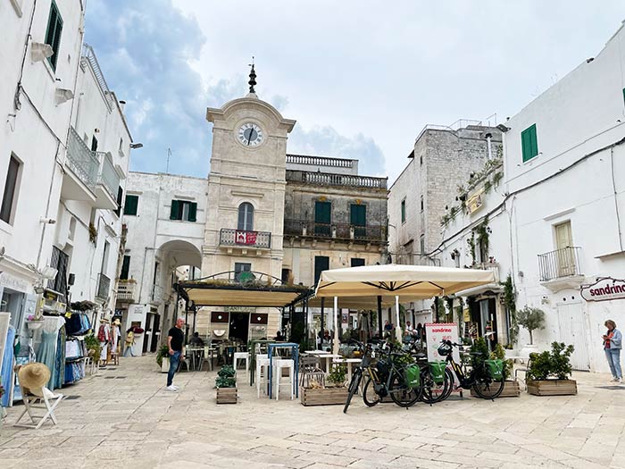 Torre del reloj, plaza Vittorio Emanuele II, Cisternino, Puglia, Italia