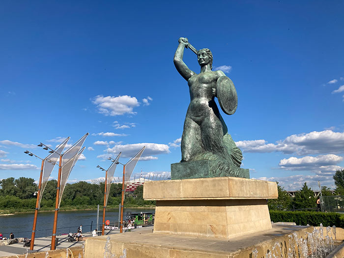 Qué ver en Varsovia: 14 imprescindibles en 2 días 17 Qué ver en Varsovia, qué hacer en Varsovia, Qué ver en Polonia, ciudades más bonitas de Polonia, visitar Polonia, turismo en Polonia, visitar Varsovia, turismo en Varsovia, Cracovia o Varsovia, sirenita junto al río Vístula