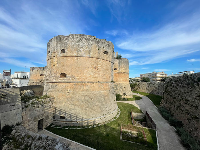 Castillo Aragonés de Otranto, Otranto, qué ver en Otranto, Qué ver en el sur de Italia, qué ver en Puglia, ciudades más bonitas de Puglia, Pueblos mas bonitos de Apulia, qué ver en Otranto en 1 día, qué ver en Otranto en 2 días, mejores playas cerca de Otranto, Baia dei Turchi, Porto Badisco, catedral de Otranto mosaico, catedral de Otranto horario, castillo de Otranto horarios visita audio guía, cómo llegar a Otranto desde Lecce, cómo llegar a Otranto desde Brindisi, cómo llegar a Otranto en tren, mejores miradores Otranto atardecer, Otranto consejos viaje verano septiembre, excursiones desde Otranto, Castro, Santa Cesarea Terme, Grotta Zinzulusa Otranto con niños, Otranto actividades familiares, dónde comer en Otranto platos típicos, ruta por el Salento con Otranto de base 