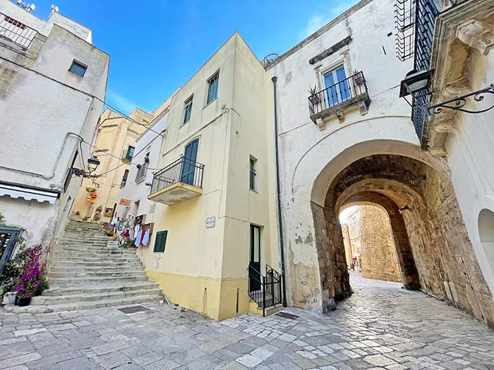 Otranto, qué ver en Otranto, Qué ver en el sur de Italia, qué ver en Puglia, ciudades más bonitas de Puglia, Pueblos mas bonitos de Apulia, qué ver en Otranto en 1 día, qué ver en Otranto en 2 días, mejores playas cerca de Otranto, Baia dei Turchi, Porto Badisco, catedral de Otranto mosaico, catedral de Otranto horario, castillo de Otranto horarios visita audio guía, cómo llegar a Otranto desde Lecce, cómo llegar a Otranto desde Brindisi, cómo llegar a Otranto en tren, mejores miradores Otranto atardecer, Otranto consejos viaje verano septiembre, excursiones desde Otranto, Castro, Santa Cesarea Terme, Grotta Zinzulusa Otranto con niños, Otranto actividades familiares, dónde comer en Otranto platos típicos, ruta por el Salento con Otranto de base 