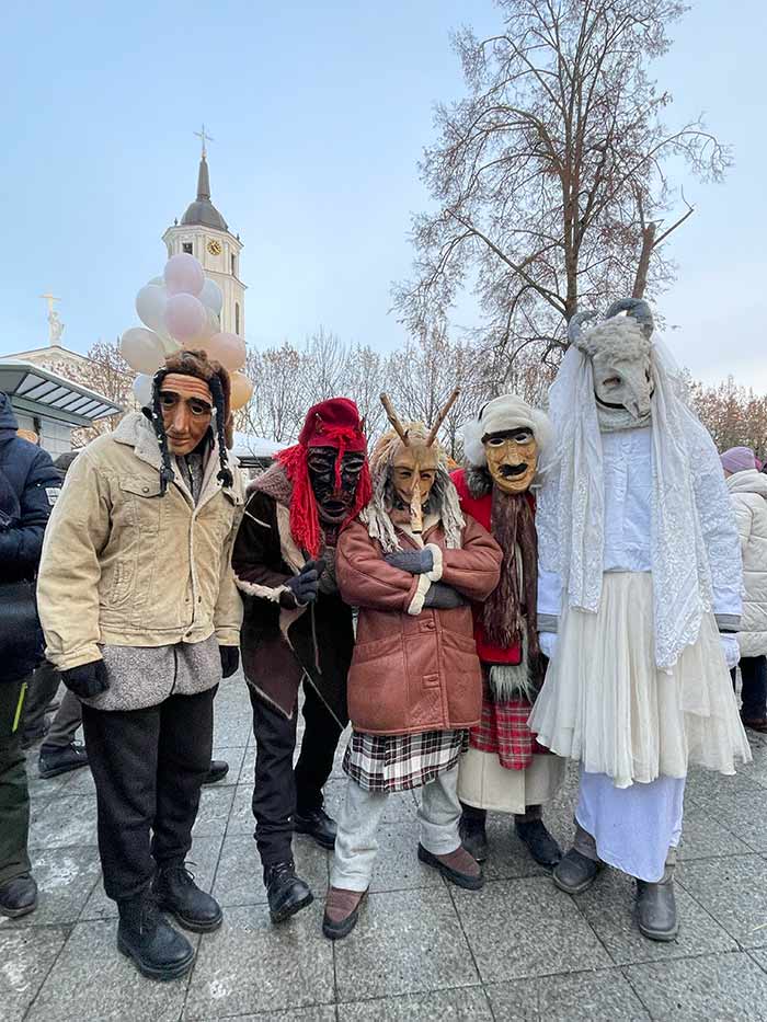 Celebración Užgavėnės, fiesta pagana del final de invierno, en las calles de Vilna. qué ver en Lituania, ruta por Lituania 4 días, viajar a Lituania consejos, Vilna, Trakai, Kaunas, lituania en 3 días, Vilna en un día, qué ver en Vilna, mejores cosas que hacer en Vilna Universidad de Vilna, Užupis, la república independiente dentro de Vilna, Lituania, cárcel Lukiškės, Lukiškės Vilna, prisión Lukiškės, visita guiada a Lukiškės, festival Užgavėnės, celebración Užgavėnės para final del invierno en Lituania, 