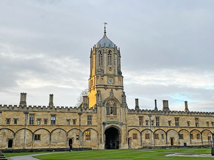Qué ver en Oxford, qué hacer en Oxford, imprescindibles de Oxford, Oxford Inglaterra, Inglaterra, Reino Unido, qué ver en Inglaterra, Ruta por Inglaterra, excursiones cerca de Londres, Oxford cerca de Londres, cómo llegar a Oxford, Universidad de Oxford, visitar Oxford, Oxford UK, Christ Church College, Radcliffe Camera, Radcliffe Square, Biblioteca Bodleiana, Teatro Sheldonian, Merton College, Magdalen College, Balliol College, Carfax Tower, Iglesia de la Virgen María Oxford, St Mary the Virgin Oxford, The Eagle and Child Oxford, The Lamb & Flag Oxford, Covered Market Oxford, Puente de los Suspiros Oxford, Hertford Bridge Oxford, Oxford Castle & Prison, 