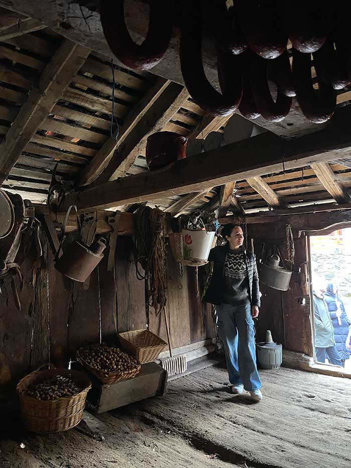 Interior de un hórreo en Páramo, Teverga, Taller de pan casero en Teverga, taller de pan casero Asturias, experiencias rurales en Asturias, Senda del oso Asturias, Qué ver en Teverga, Teverga Asturias, qué ver en Asturias, zonas bonitas de Asturias, pueblos bonitos en Asturias, pueblos de Teverga, como hacer la senda del oso, Senda del Oso en bici, Escapada de naturaleza en Asturias, Dónde comer en Teverga, Alojamiento rural con jacuzzi Asturias, alojamientos rurales en Asturias, rutas de senderismo en Teverga, zonas para hacer senderismo en Asturias, 