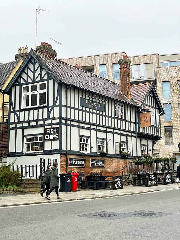 Qué ver en Oxford, qué hacer en Oxford, imprescindibles de Oxford, Oxford Inglaterra, Inglaterra, Reino Unido, qué ver en Inglaterra, Ruta por Inglaterra, excursiones cerca de Londres, Oxford cerca de Londres, cómo llegar a Oxford, Universidad de Oxford, visitar Oxford, Oxford UK, Christ Church College, Radcliffe Camera, Radcliffe Square, Biblioteca Bodleiana, Teatro Sheldonian, Merton College, Magdalen College, Balliol College, Carfax Tower, Iglesia de la Virgen María Oxford, St Mary the Virgin Oxford, The Eagle and Child Oxford, The Lamb & Flag Oxford, Covered Market Oxford, Puente de los Suspiros Oxford, Hertford Bridge Oxford, Oxford Castle & Prison,