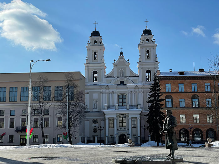 Plaza de la Libertad y Catedral del Santo Nombre de la Virgen María Minsk, Bielorrusia
