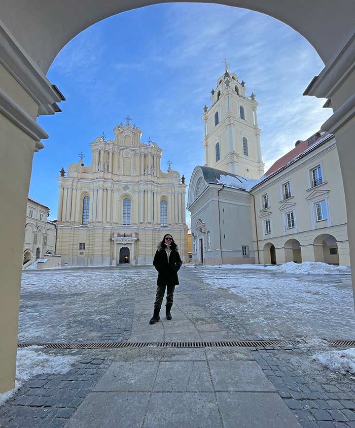 qué ver en Lituania, ruta por Lituania 4 días, viajar a Lituania consejos, Vilna, Trakai, Kaunas, lituania en 3 días, Vilna en un día, qué ver en Vilna, mejores cosas que hacer en Vilna Universidad de Vilna, Qué ver en Vilna, Guía de viaje a Vilna 2026, vuelos directos España Lituania, dónde comer en Vilna barato y bien, itinerario Vilna 3 días, Vilnius qué ver, viaje a Lituania 2026, Universidad de Vilna frescos, Prisión Lukiškės visita 