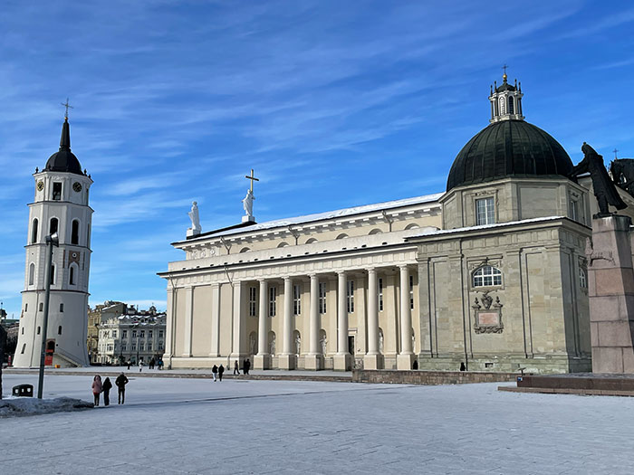 qué ver en Lituania, ruta por Lituania 4 días, viajar a Lituania consejos, Vilna, Trakai, Kaunas, lituania en 3 días, Vilna en un día, qué ver en Vilna, mejores cosas que hacer en Vilna catedral de vilna, criptas de la catedral de vilna,