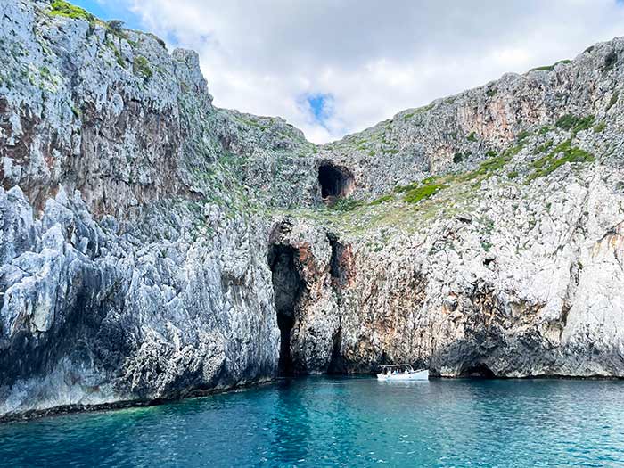 Santa Maria di Leuca, Leuca, qué ver en Leuca, qué hacer en Santa Maria di Leuca, excursión en barco en Santa Maria di Leuca, Puglia, Apulia, Qué ver en Puglia, Ruta por Puglia, Puglia en 5 días, pueblos más bonitos de Puglia, qué hacer en Puglia, itinerario Puglia, Puglia en una semana, excursión en barco por las grutas del sur de Italia, qué ver en Santa María de Leuca, qué hacer en Santa Maria di Leuca, faro de santa maría di leuca, Punta Ristola, dos mares Puglia, Adriático y Jónico, cuevas marinas en Santa Maria di Leuca