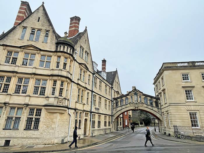 Qué ver en Oxford, qué hacer en Oxford, imprescindibles de Oxford, Oxford Inglaterra, Inglaterra, Reino Unido, qué ver en Inglaterra, Ruta por Inglaterra, excursiones cerca de Londres, Oxford cerca de Londres, cómo llegar a Oxford, Universidad de Oxford, visitar Oxford, Oxford UK, Christ Church College, Radcliffe Camera, Radcliffe Square, Biblioteca Bodleiana, Teatro Sheldonian, Merton College, Magdalen College, Balliol College, Carfax Tower, Iglesia de la Virgen María Oxford, St Mary the Virgin Oxford, The Eagle and Child Oxford, The Lamb & Flag Oxford, Covered Market Oxford, Puente de los Suspiros Oxford, Hertford Bridge Oxford, Oxford Castle & Prison, 