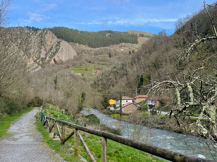 Qué ver en Teverga, Teverga Asturias, qué ver en Asturias, zonas bonitas de Asturias, pueblos bonitos en Asturias, pueblos de Teverga, como hacer la senda del oso, senda del oso Asturias, Senda del Oso en bici, Escapada de naturaleza en Asturias, Dónde comer en Teverga, Alojamiento rural con jacuzzi Asturias, alojamientos rurales en Asturias, rutas de senderismo en Teverga, pubs en teverga, zonas para hacer senderismo en Asturias