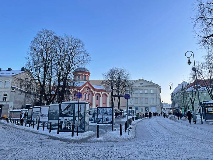 qué ver en Lituania, ruta por Lituania 4 días, viajar a Lituania consejos, Vilna, Trakai, Kaunas, lituania en 3 días, Vilna en un día, qué ver en Vilna, mejores cosas que hacer en Vilna, qué ver en Vilna, Qué ver en Vilna, Guía de viaje a Vilna 2026, vuelos directos España Lituania, dónde comer en Vilna barato y bien, itinerario Vilna 3 días, Vilnius qué ver, viaje a Lituania 2026, Universidad de Vilna frescos, Prisión Lukiškės visita