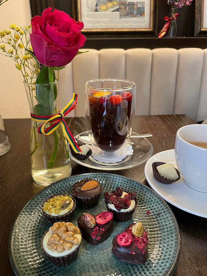 Cafetería Džiugas, bombones de queso en Vilna, bombones de queso en Lituania, Calle Literatų Vilna, Iglesia de Santa Ana Vilna, Qué ver en Vilna, Qué hacer en Vilna, Vilna Lituania, Vilna 1 día, Vilna 2 días, Universidad de Vilna, Catedral de Vilna, hoteles en Vilna, cómo ir de Vilna a Kaunas, Vilna Vilnius en 3 días, cómo llegar a Vilna, República de Užupis 