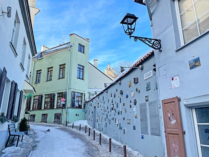 Calle Literatų Vilna, Iglesia de Santa Ana Vilna, Qué ver en Vilna, Qué hacer en Vilna, Vilna Lituania, Vilna 1 día, Vilna 2 días, Universidad de Vilna, Catedral de Vilna, hoteles en Vilna, cómo ir de Vilna a Kaunas, Vilna Vilnius en 3 días, cómo llegar a Vilna, República de Užupis 