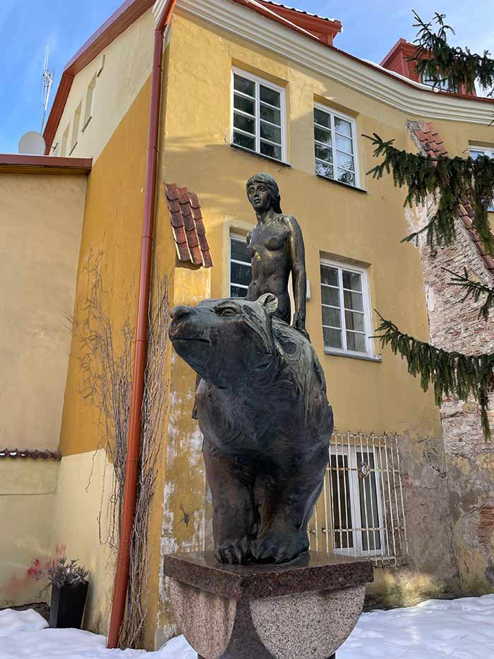 Plaza de la catedral Vilna, principal de Vilna, catedral de Vilna, Torre de Gediminas, Puerta del amanecer Vilna, Aušros Vartai, Qué ver en Vilna, Qué hacer en Vilna, Vilna Lituania, Vilna 1 día, Vilna 2 días, Universidad de Vilna, Catedral de Vilna, hoteles en Vilna, cómo ir de Vilna a Kaunas, Vilna Vilnius en 3 días, cómo llegar a Vilna, República de Užupis 