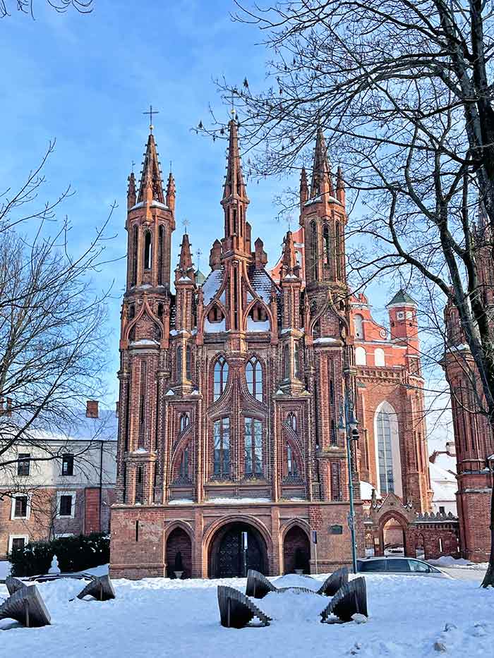 Iglesia de Santa Ana Vilna, Qué ver en Vilna, Qué hacer en Vilna, Vilna Lituania, Vilna 1 día, Vilna 2 días, Universidad de Vilna, Catedral de Vilna, hoteles en Vilna, cómo ir de Vilna a Kaunas, Vilna Vilnius en 3 días, cómo llegar a Vilna, República de Užupis 