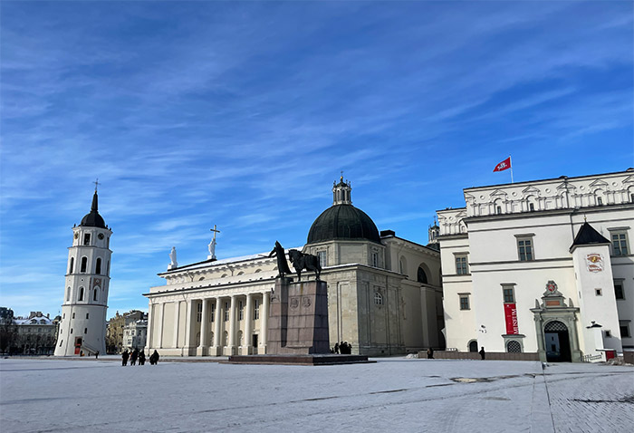 Plaza de la catedral Vilna, principal de Vilna, catedral de Vilna, Torre de Gediminas, Puerta del amanecer Vilna, Aušros Vartai, Qué ver en Vilna, Qué hacer en Vilna, Vilna Lituania, Vilna 1 día, Vilna 2 días, Universidad de Vilna, Catedral de Vilna, hoteles en Vilna, cómo ir de Vilna a Kaunas, Vilna Vilnius en 3 días, cómo llegar a Vilna, República de Užupis