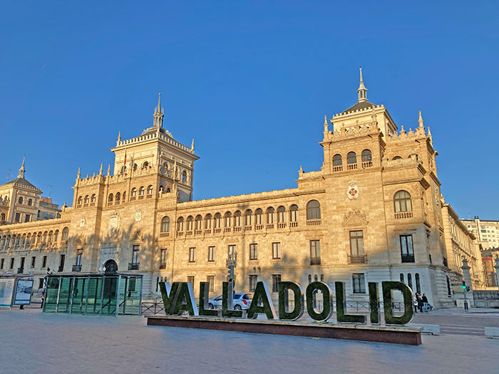Qué ver en Valladolid: ruta de fin de semana por la ciudad que fue capital del imperio 3 Cartel de Valladolid, Qué ver en Valladolid, planes en Valladolid, Valladolid en un día, Valladolid en fin de semana, catedral de Valladolid, qué hacer en Valladolid, Valladolid Castilla y León, cómo ir de Madrid a Valladolid